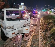 인천서 중앙분리대 추돌 뒤 승용차에 받힌 트럭..3명 부상