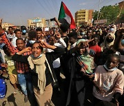 [사진] 군부 쿠데타에 항의하는 수단 국민들