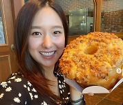 '전현무♥' 이혜성, 빵보다 작은 얼굴 인증.."촬영장 빵가마"