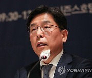 한반도 종전 선언과 평화구상에 대해 발표하는 노규덕 본부장