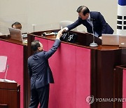 박병석 국회의장과 인사하는 문재인 대통령