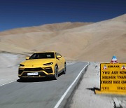 람보르기니 우루스, 세계서 가장 높은 움링 라 도로 횡단