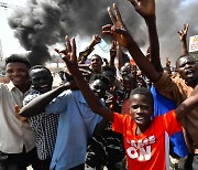 쿠데타 일으킨 수단 군부 총격으로 시위대 3명 사망
