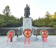 김정은, '중국 한국전쟁 참전 기념' 참전열사능에 헌화