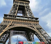 파리 에펠탑에 등장한 참이슬..글로벌 랩핑 트럭 광고 달린다