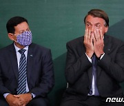 "백신맞으면 에이즈 위험"..브라질 대통령 가짜 뉴스, 페북서 삭제