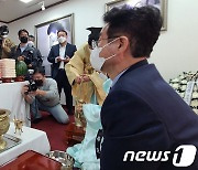 박정희대통령 제42주기 추모제에서 예 올리는 이철우 경북지사