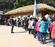 구미 박정희대통령 제42주기 추모제에 몰린 참배객