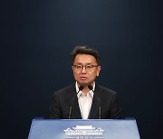 문 대통령-이재명 후보 회동 관련 브리핑하는 이철희 정무수석