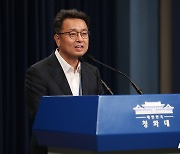 靑 "文-李, 대장동 '대'자도 언급 안해..野 후보 면담 요청시 검토"