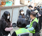 '따뜻한 겨울나기'..서원대학교 어려운 이웃에 연탄 1만장