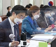 [국감] '민생국감' 착용한 채 국감장 참석한 민주당 의원들
