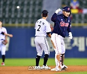 '켈리상대로 2루타 알통이 불끈' 김민수[포토]