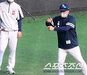 '낯선 4위' 수성위해 직접 선수들 찾아 나선 김태형 감독 [잠실 현장]