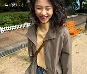 쉬즈미스 전속모델 배우 정호연, 숏 트렌치로 시크함 가득 일상 패션 선보여