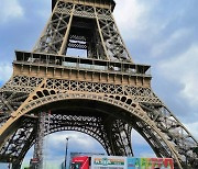 '초록색병 뭔데?'..참이슬 사진이 에펠탑 앞에 나타난 이유