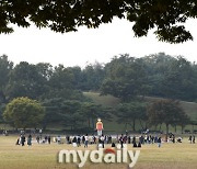 [MD포토] 올림픽공원에 등장한 '오징어게임 영희'