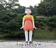 [MD포토] 오징어게임 열풍 '올림픽공원에 세워진 영희 동상'