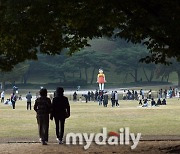 [MD포토] 올림픽공원 88잔디마당에 등장한 '오징어게임 영희'