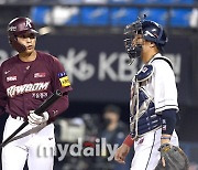 [MD포토] 삼진 당하며 깜짝 놀란 이정후 '방금 무슨 공이에요?'