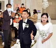 제천 지적 장애 부부 '반값 결혼식'으로 웨딩마치