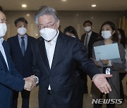 정세균 전 총리 만난 이재명 후보, '원팀' 구상 논의