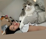 '베이글녀' 조현영, 가슴 위 고양이 올려놓고..엉큼한 침대샷