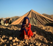 "딸 아이 58만원에 사가라"..생존 위해 자식 내놓은 아프간인들