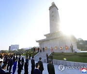 북한 주재 중국대사관 성원들 우의탑에 화환