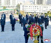 북한 주재 중국대사관 성원들 우의탑에 화환