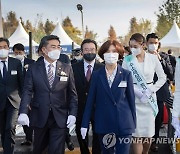 1호 민·군 겸용 수소충전소 준공식 참석하는 서욱·한정애 장관