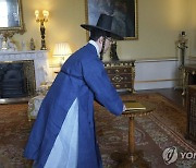 주영 한국대사, 도포 차림에 갓쓰고 英여왕에 신임장 제출