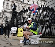 BRITAIN PROTESTS RAW SEWAGE DUMPING