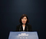 문대통령 "노태우, 역사적 과오 적지 않지만 성과도"..애도 표해