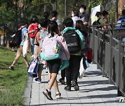 "교내 역학조사 점점 늦고, 방역긴장 풀리는데..학교 일상회복?"