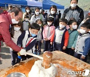 떡메치기하는 이승율 청도군수