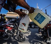 아이티 연료난 속 휘발유 되파는 사람들