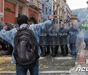 경찰과 충돌하는 고유가 항의 에콰도르 시위대
