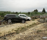 기록적 폭우에 파손된 이탈리아 차량들