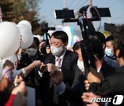 TV 토론회장 앞에서 尹-劉 지지자 충돌..劉측 "폭력 행위 사과하라"