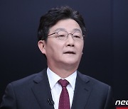 강원 합동토론회 준비하는 유승민 후보