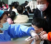 접종률 76% 중국, 3살 아이도 본격 접종..봉쇄·문책은 여전