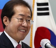 홍준표 "尹 주위엔 한물간 정치인뿐..누가 이기는지 보자"