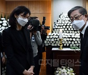 [포토] 노태우 전 대통령 빈소 조문하는 김황식 전 총리