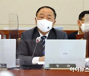 홍남기 "주택시장 상승세 주춤..시장 안정 중요 기로"