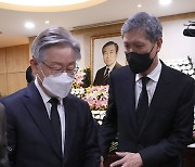 [포토]노재헌 이사장 안내 받는 이재명 후보