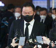 [포토]최태원 회장, "노태우와 어떤 인연?" 질문에 "허허" 실소