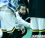 [JB포토] 작전 지시하는 LG 최승태 코치