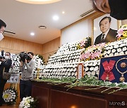 [머니S포토] 박병석 국회의장, 故 노태우 전 대통령 빈소 조문