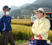 박일호 밀양시장, 벼 수확 현장 방문 농민 격려